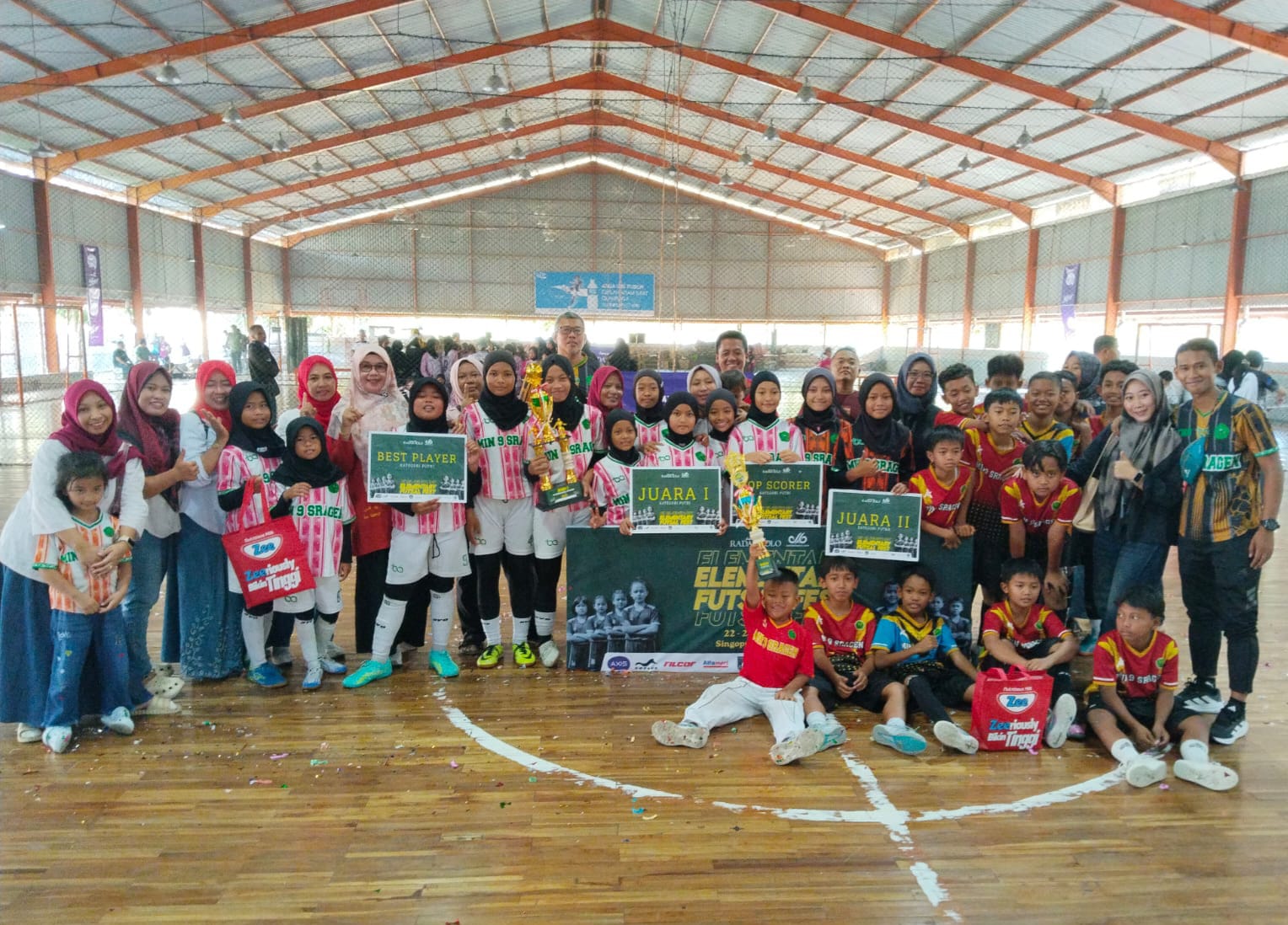 Double Podium! Tim Futsal Putra dan Putri MIN 9 Sragen Borong Prestasi di Elementary Futsal Fest Radar Solo