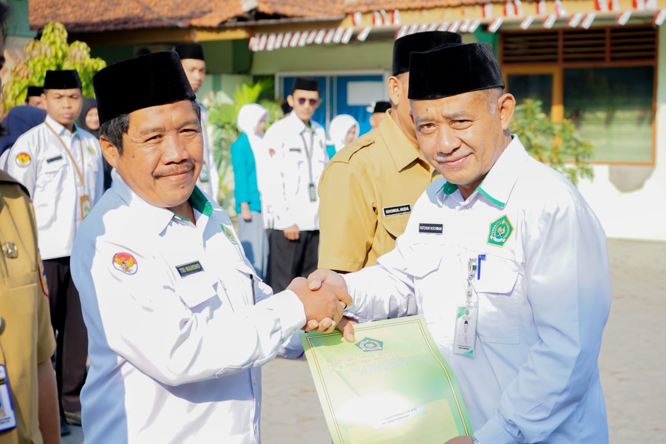 Kemenag Sragen Serahkan SK Pensiun dan Mutasi kepada 14 ASN