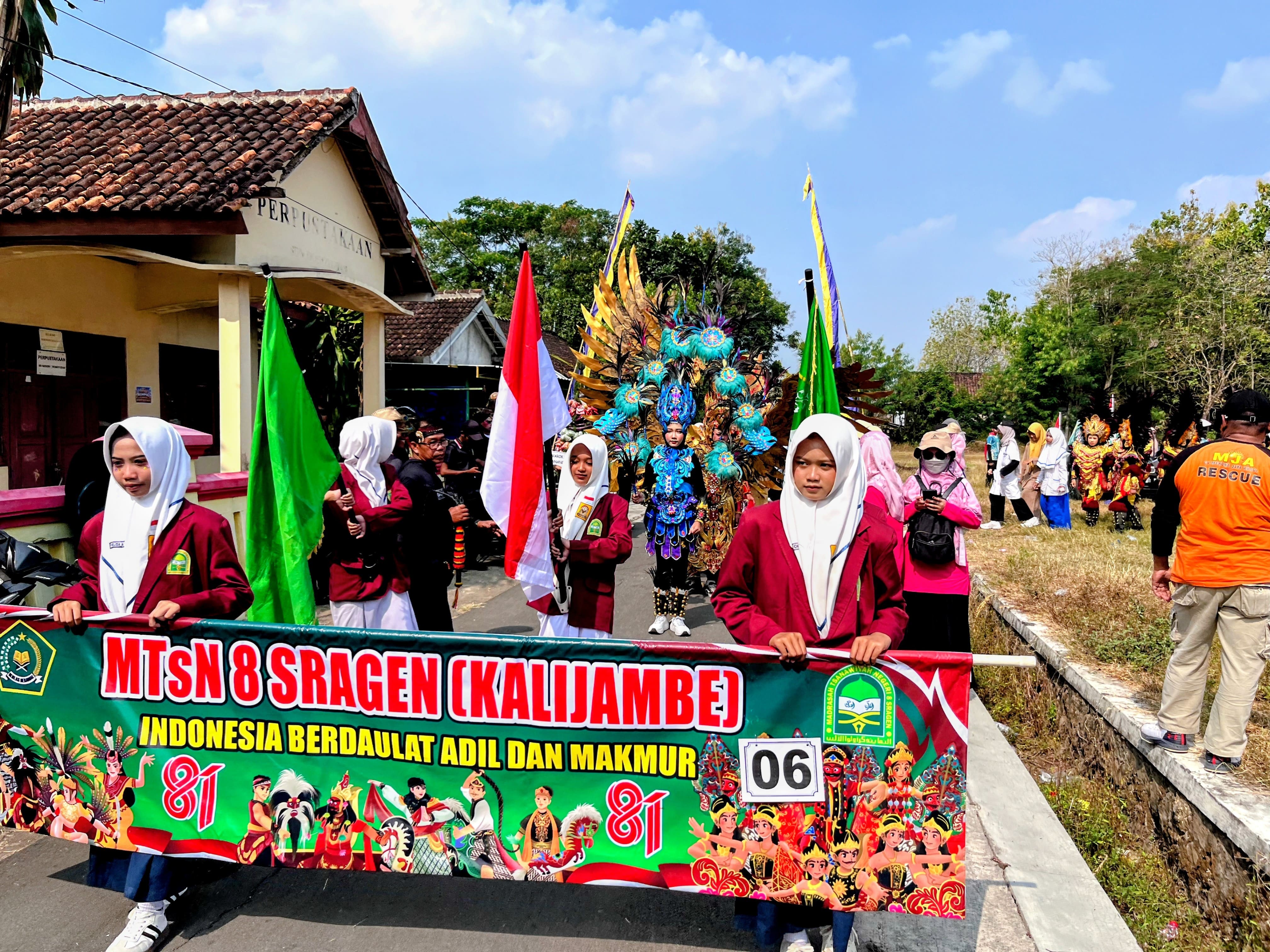 Kemeriahan Kontingen MTsN 8 Sragen Warnai Karnaval HUT RI ke-81 Kecamatan Kalijambe