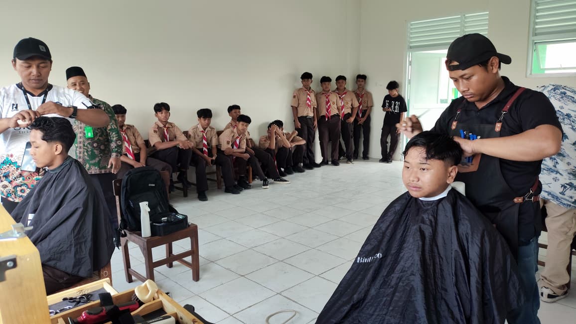 Tertib dan Rapi, MAN 1 Sragen Gandeng Barbershop dalam Penertiban Rambut Murid