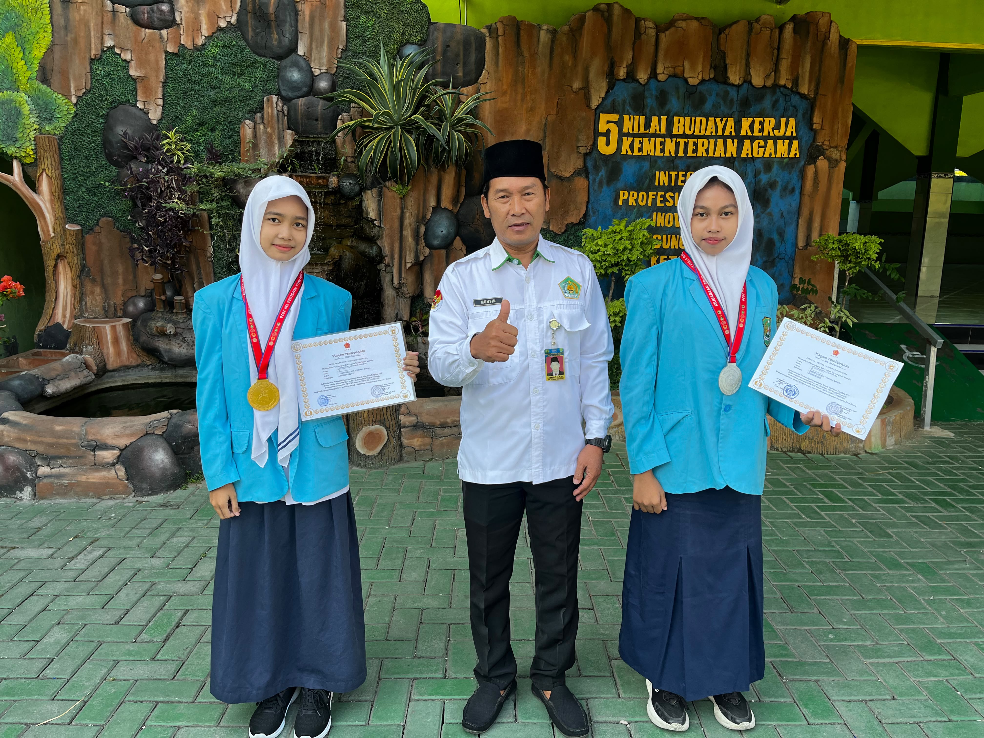 Dua Srikandi MTsN 5 Sragen Naik Podium Pencak Silat Nasional, Boyong Emas dan Perak
