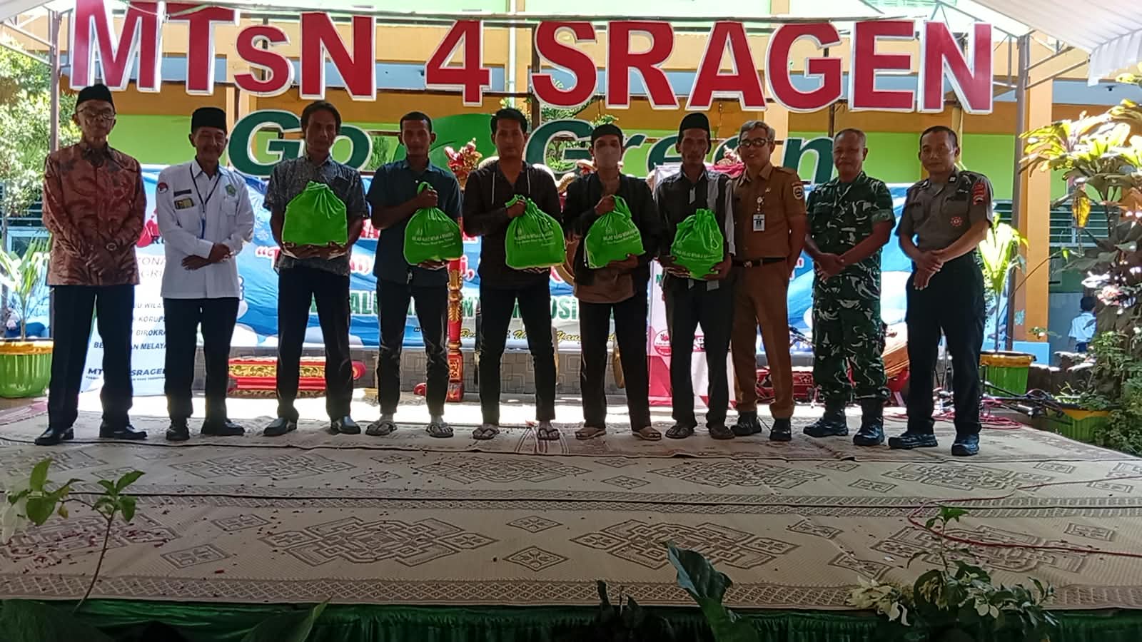 Tutup Puncak Milad ke-52, MTsN 4 Sragen Berbagi 125 Paket Sembako