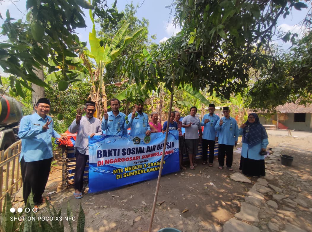 Peduli Kekeringan, MTsN 3 Sragen Salurkan Dua Tangki Air Bersih untuk Warga Sumberlawang