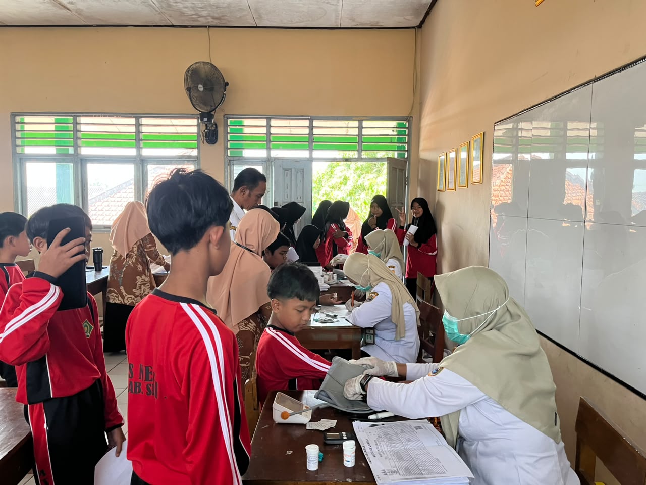 Peduli Kesehatan, MTsN 1 Sragen Gandeng Puskesmas Gondang Cek Kesehatan Guru dan Siswa