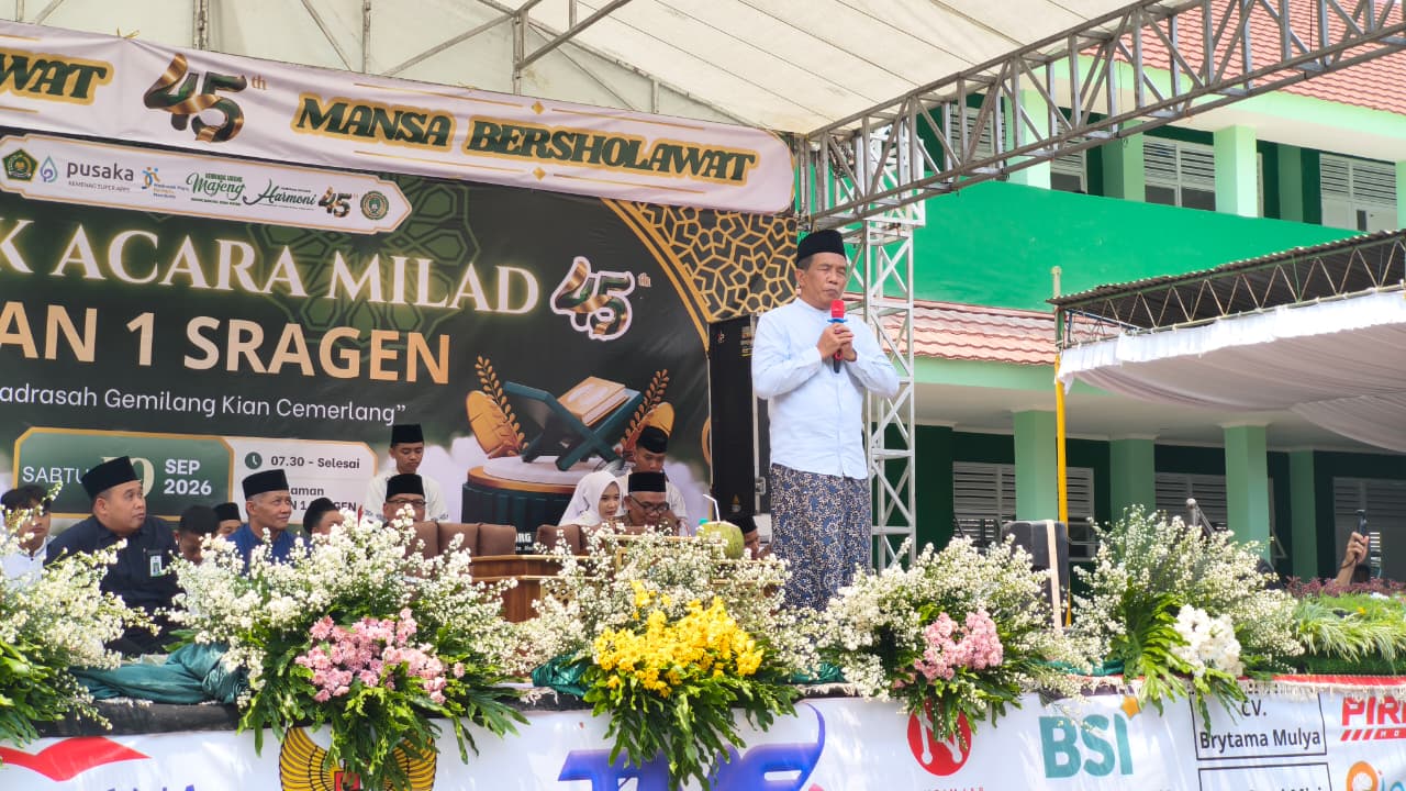 MAN 1 Sragen Gemakan ‘Madrasah Gemilang Kian Cemerlang’ lewat Pengajian Akbar Bersama KH. Amin Mustofa