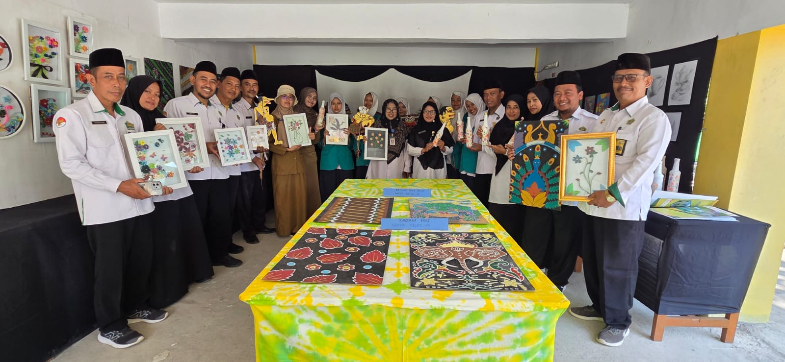 MTsN 2 Sragen Siap Hadapi Penilaian Adiwiyata, Seluruh Warga Madrasah Nyengkuyung Bersama