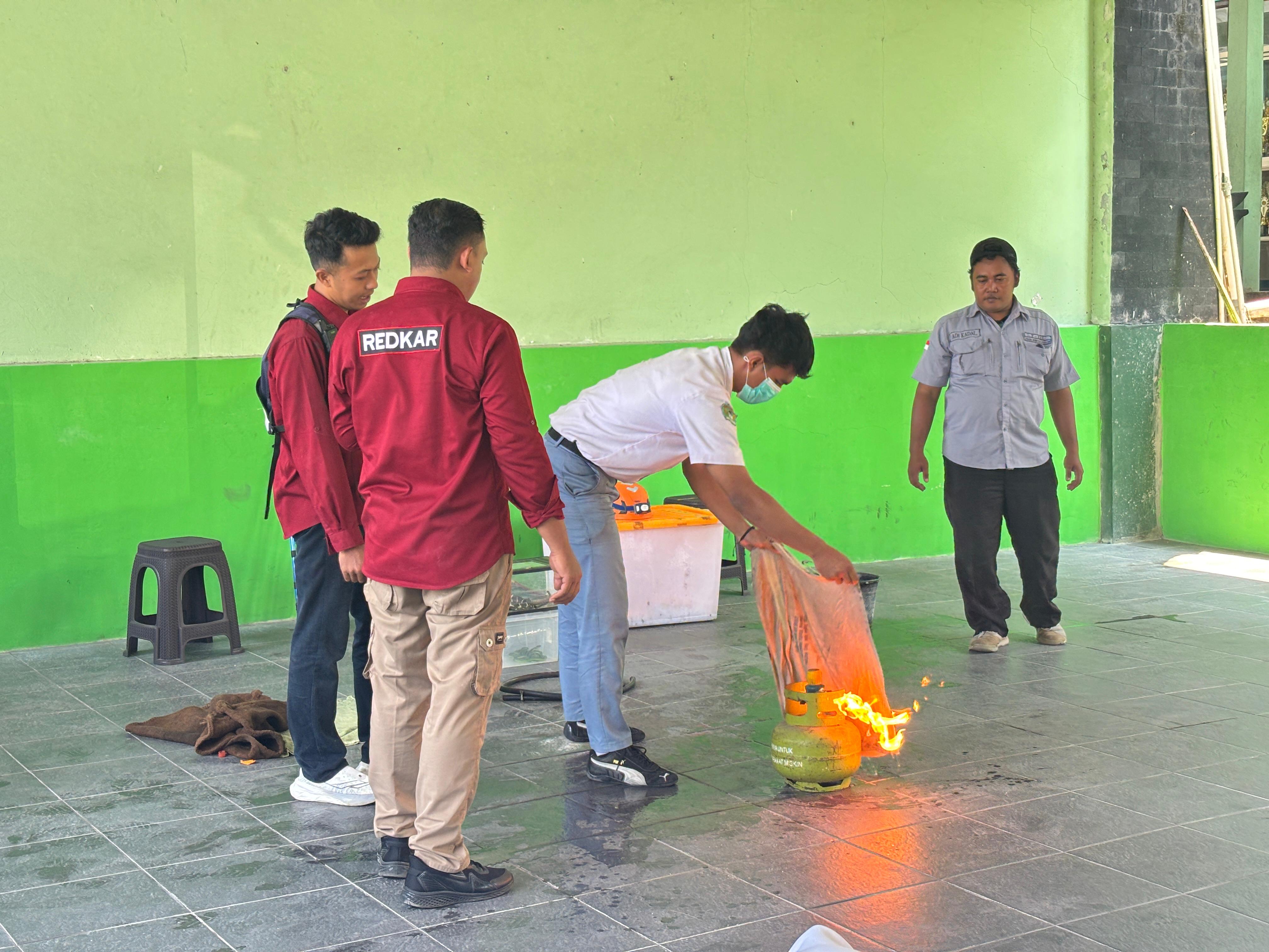 Antusias! Warga MAN 3 Sragen Ikuti Simulasi Darurat Evakuasi Ular dan Pemadaman Kebakaran Tabung Gas