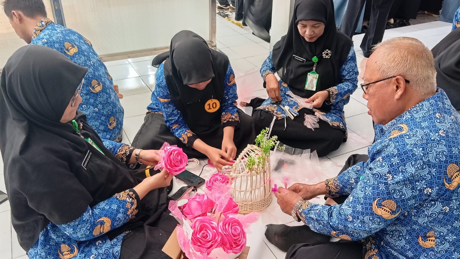 Meriahkan Milad ke-45, Guru dan Pegawai MAN 1 Sragen Adu Kreativitas Lomba Merangkai Hampers