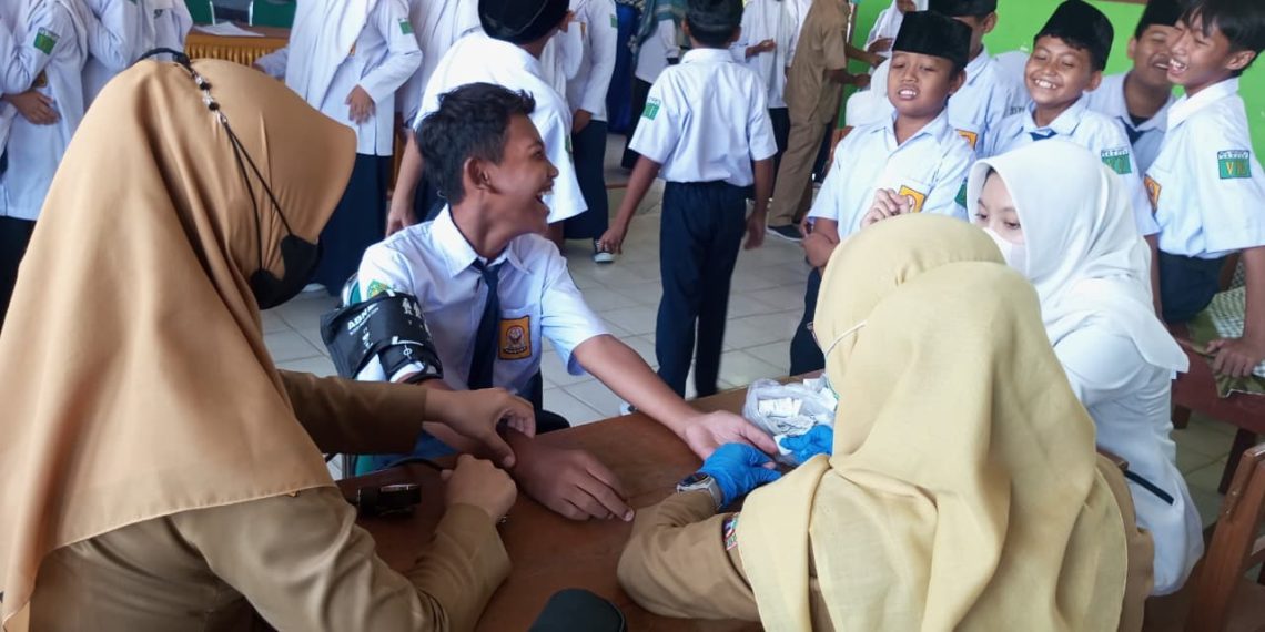Langkah Nyata Peduli Kesehatan, Murid Kelas VII MTsN 7 Sragen Jalani Pemeriksaan CKG
