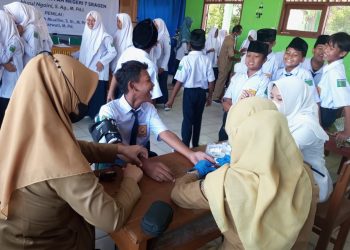 Langkah Nyata Peduli Kesehatan, Murid Kelas VII MTsN 7 Sragen Jalani Pemeriksaan CKG