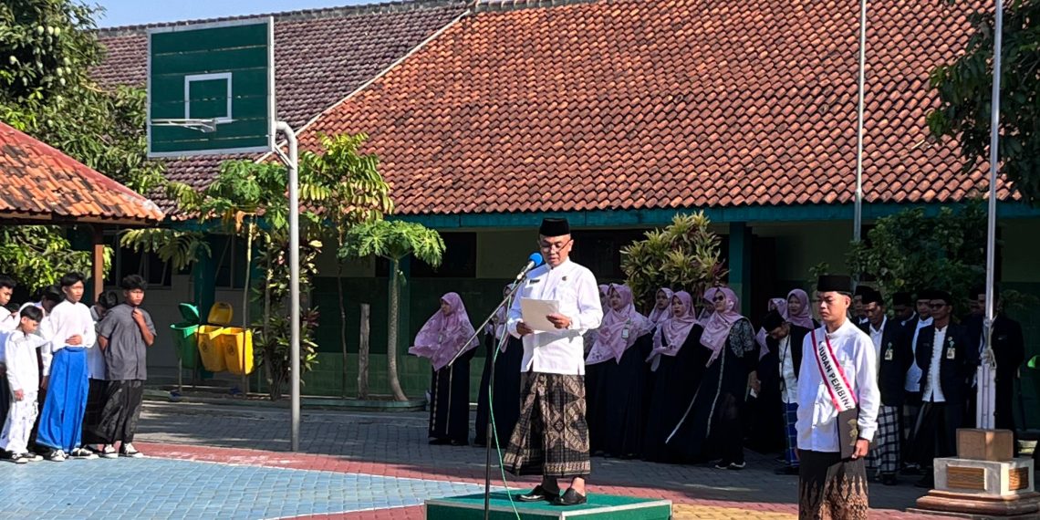 Apel Hari Santri 2026, Kepala Baru MTsN 8 Sragen Perkenalkan Diri kepada Siswa