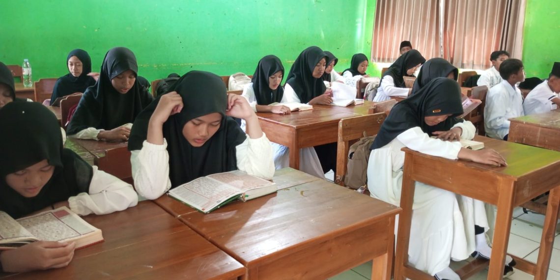 Tumbuhkan Karakter “Kesantrian”, MTsN 7 Sragen Peringati Hari Santri Lewat Upacara dan Khataman Al-Qur’an
