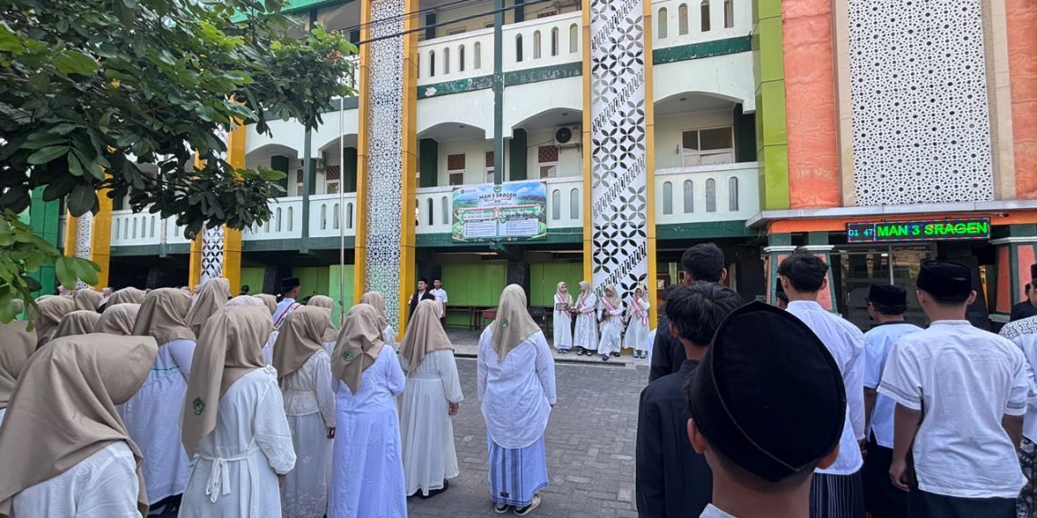 Peringati Hari Santri 2026, MAN 3 Sragen Gelar Upacara Khidmat dan Penampilan Hadroh Rohis