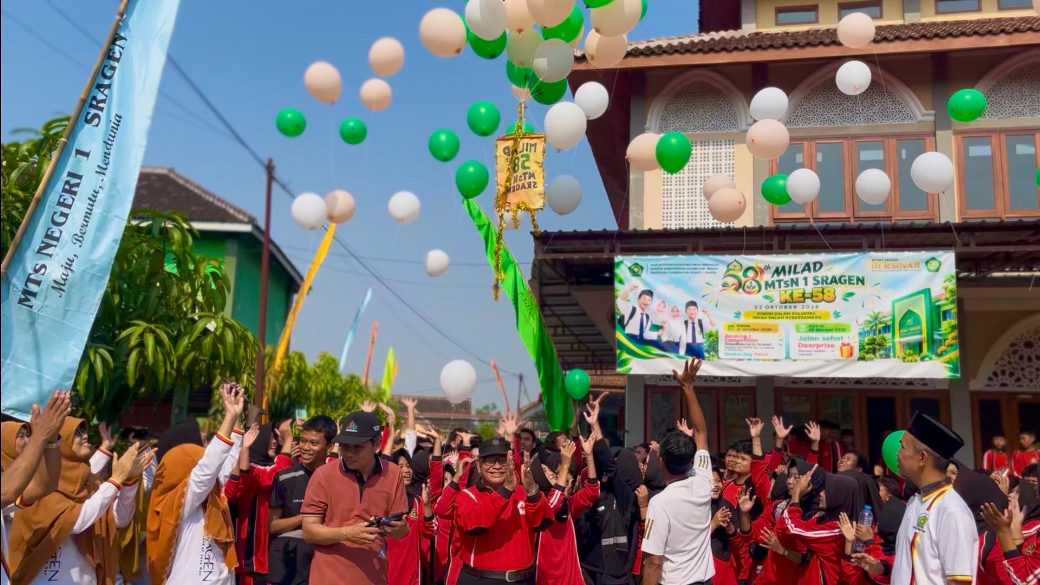 Semarak Milad ke-58, MTsN 1 Sragen Bangun Kebersamaan dan Semangat Hidup Sehat lewat Jalan Santai