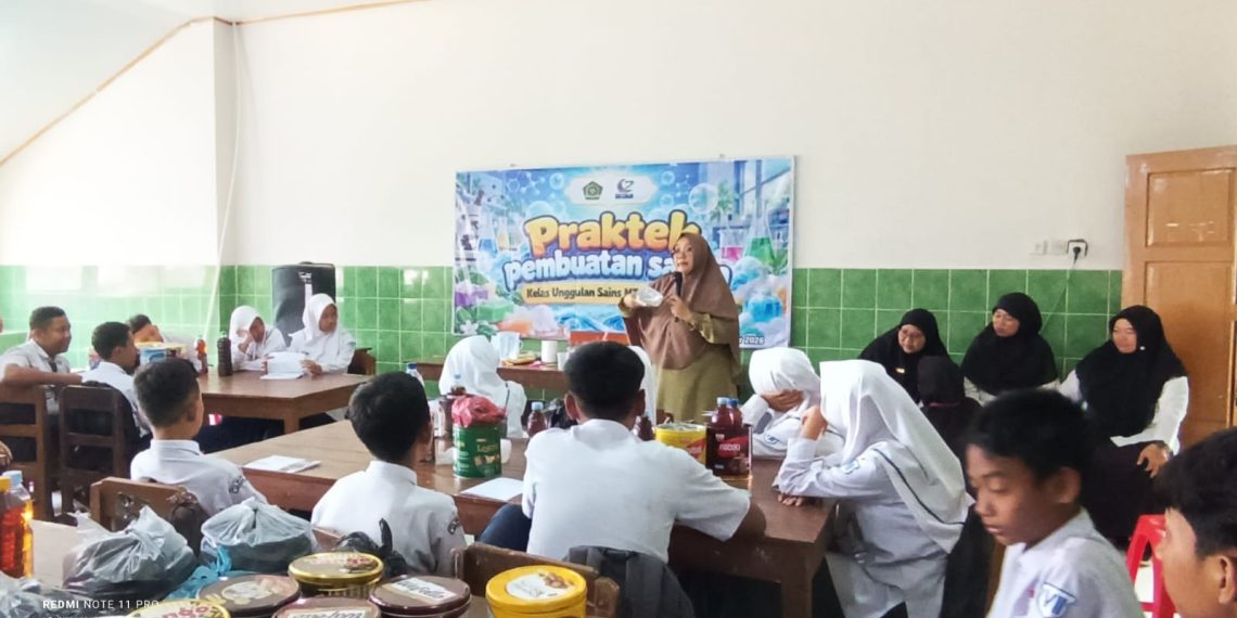 Tingkatkan Keterampilan Praktis, Kelas Sains MTsN 6 Sragen Gelar Pelatihan Pembuatan Sabun